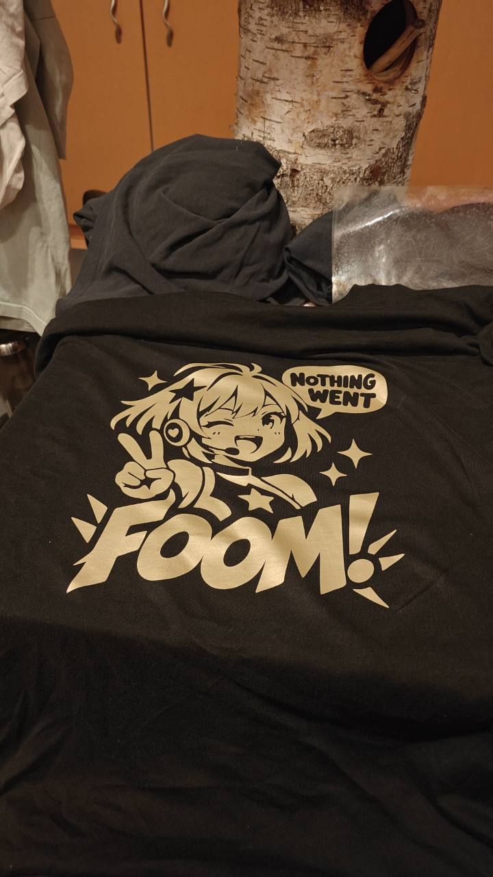 Echte printfoto van een zwart T-shirt met de Nothing Went Foom-opdruk