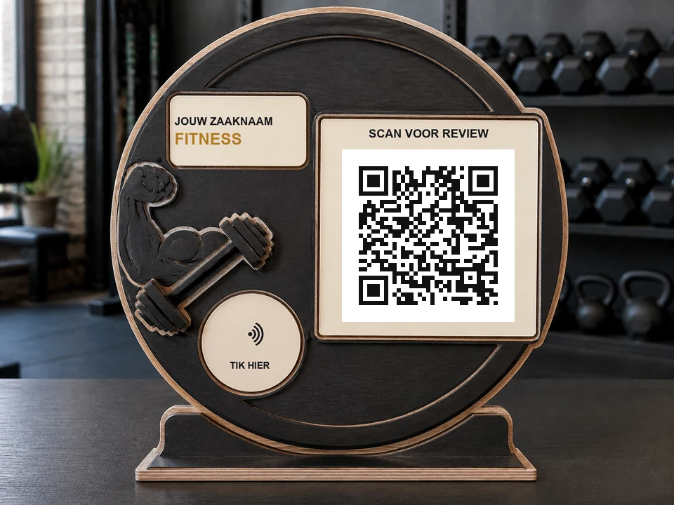 Rond fitnessbord in halterschijfvorm met een flexende arm en een dumbbell; een QR-code, NFC-aanraakzone en de teksten SCAN QR en TIK HIER zijn zichtbaar.