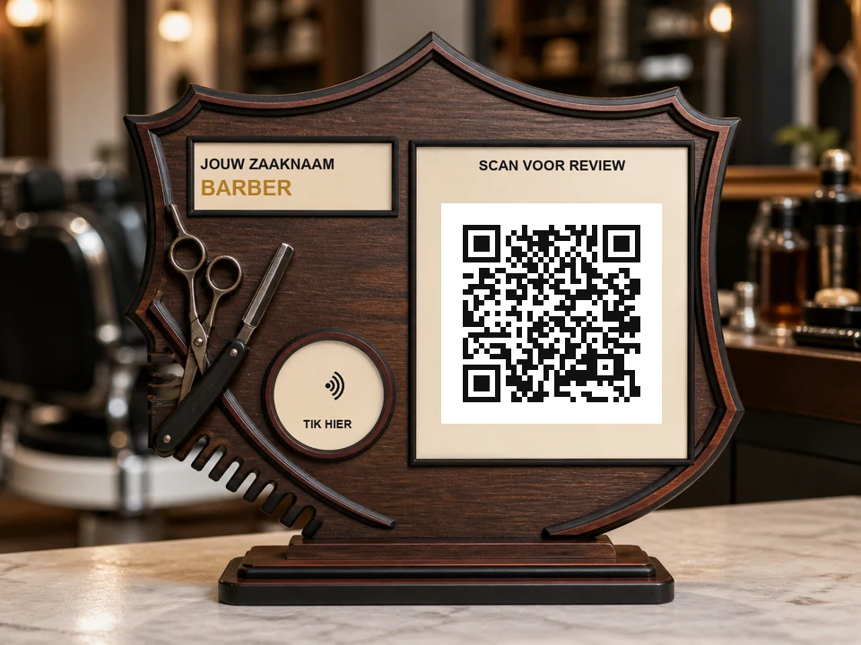 Donker schildvormig barberbord met kam, schaar en scheermes; een QR-code, NFC-aanraakzone en de teksten SCAN QR en TIK HIER zijn zichtbaar.