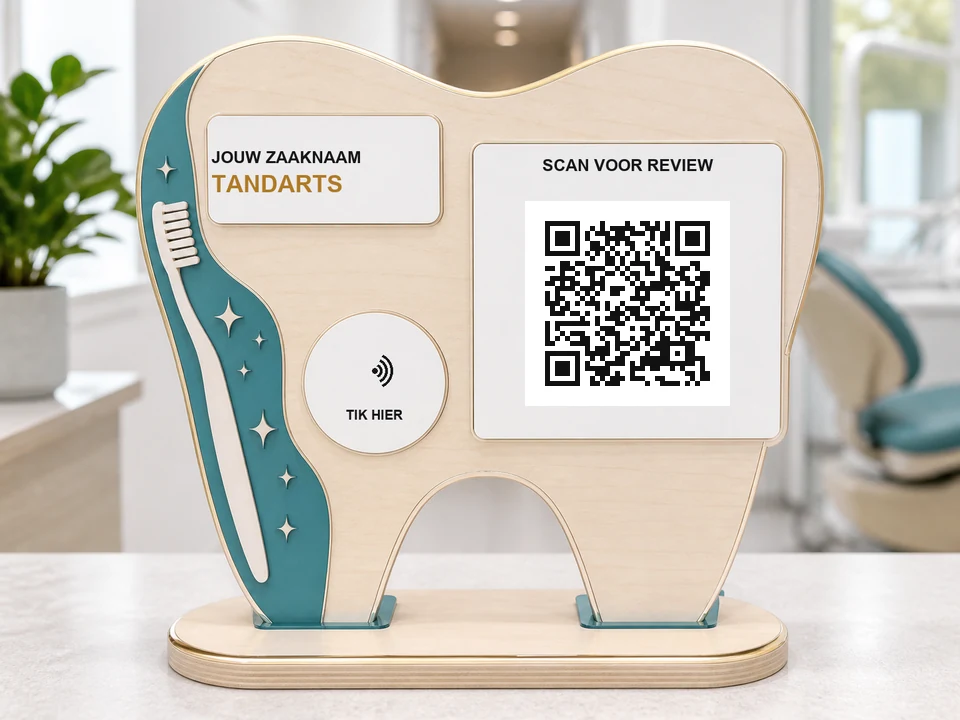 Tandvormig tandartsbord met tandenborstel en glansaccenten; een QR-code, NFC-aanraakzone en de teksten SCAN QR en TIK HIER zijn zichtbaar.