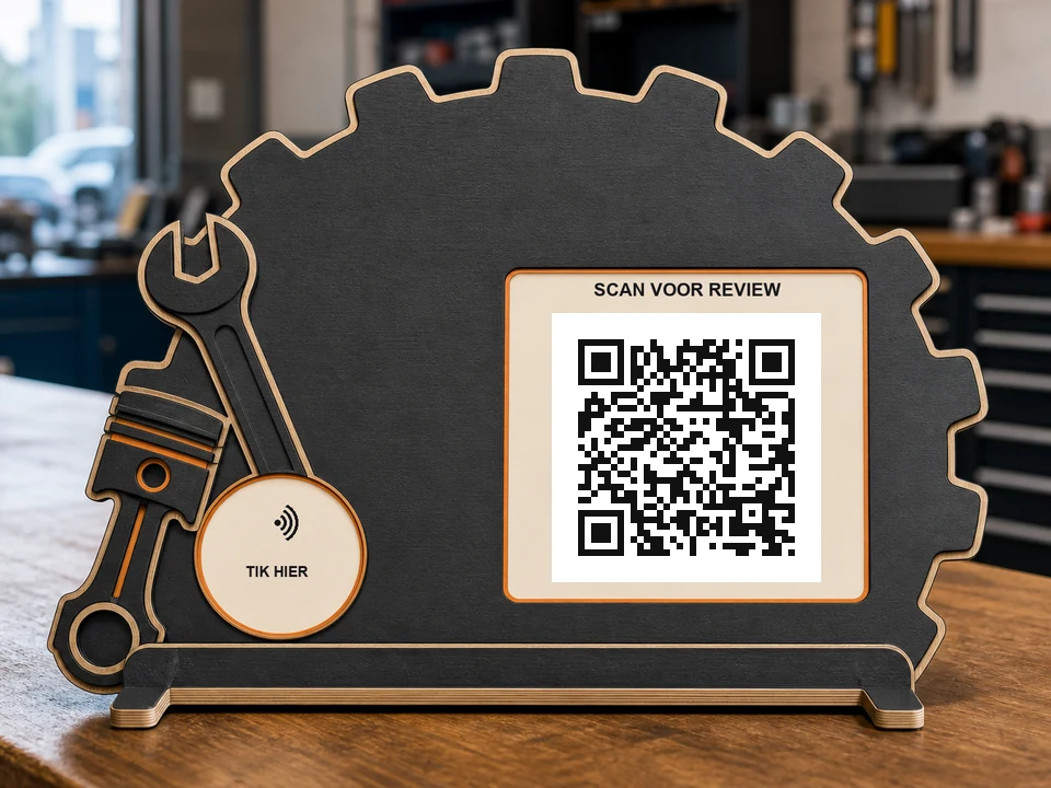 Garagebord in tandwielvorm met zuiger, sleutel en gereedschap; een QR-code, NFC-aanraakzone en de teksten SCAN QR en TIK HIER zijn zichtbaar.