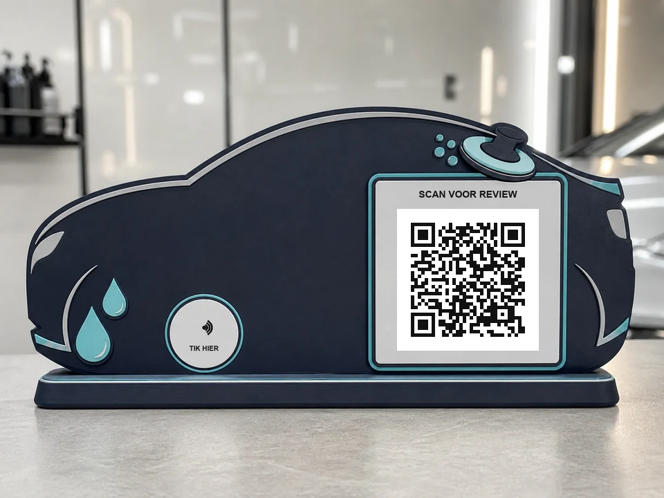 Car-detailingbord in autosilhouet met waterdruppels en polijstmachine; een QR-code, NFC-aanraakzone en de teksten SCAN QR en TIK HIER zijn zichtbaar.