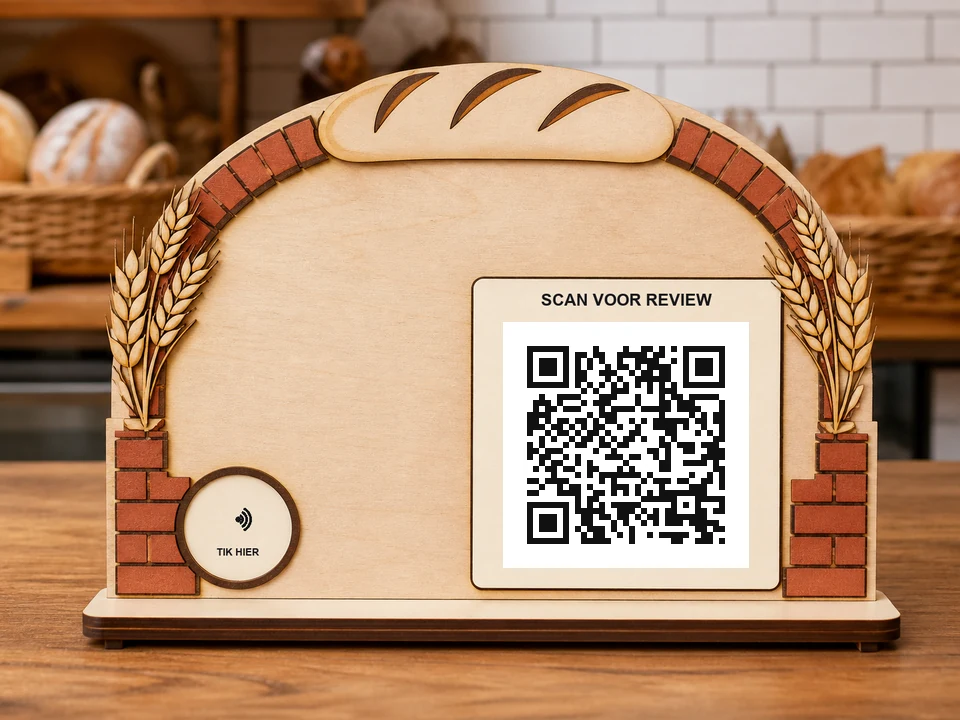 Bakkerijbord in ovenboogvorm met brood, bakstenen en korenaren; een QR-code, NFC-aanraakzone en de teksten SCAN QR en TIK HIER zijn zichtbaar.