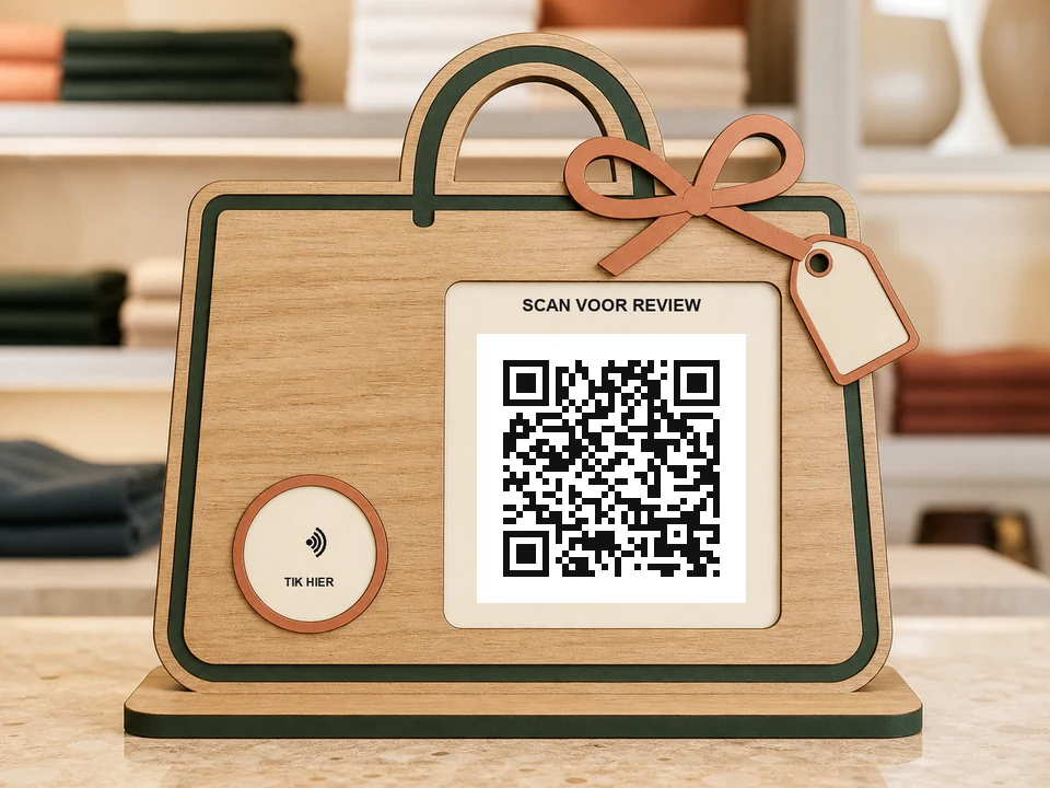 Boetiekbord in de vorm van een winkeltas met handvat, strik en prijskaartje; een QR-code, NFC-aanraakzone en de teksten SCAN QR en TIK HIER zijn zichtbaar.